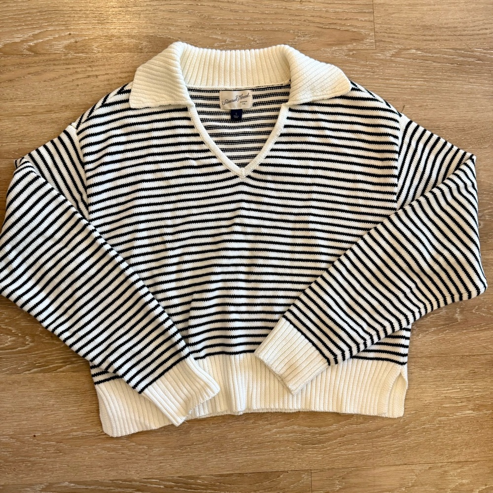 Universal Threads V-Neck Cropped Striped Sweater- Black and White Size S
